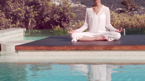 Mujer-Tranquila-Haciendo-Yoga-Junto-A-La-Piscina.