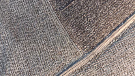 vista superior de imágenes de drones de campos recién arados