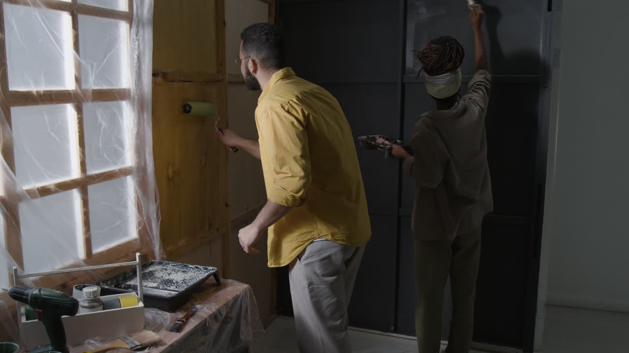 пара рисует комнату вместе