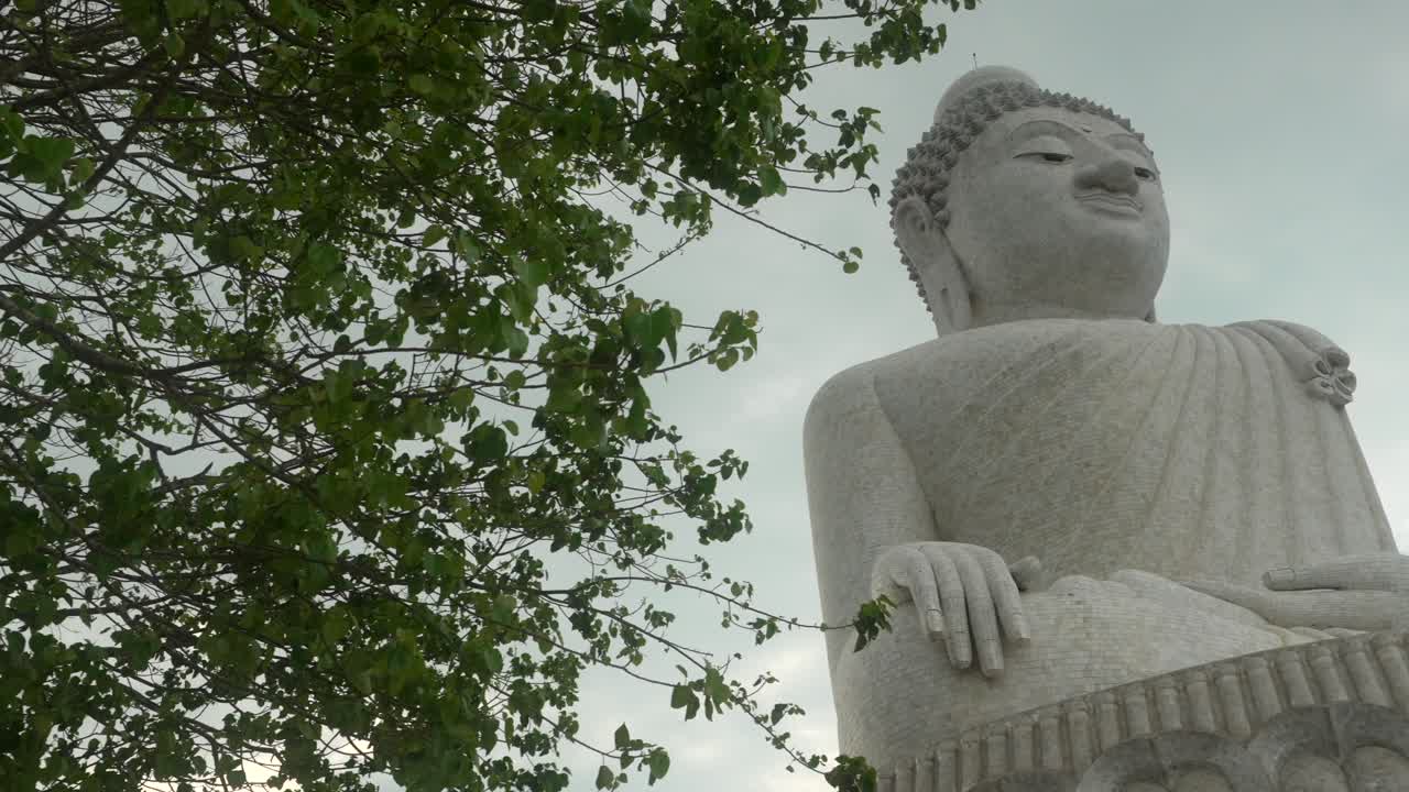 큰 부처님 푸켓 태국 패닝 샷에서 흐린 날