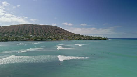 vista aérea de surfistas em um dia ensolarado havaiano com céu azul