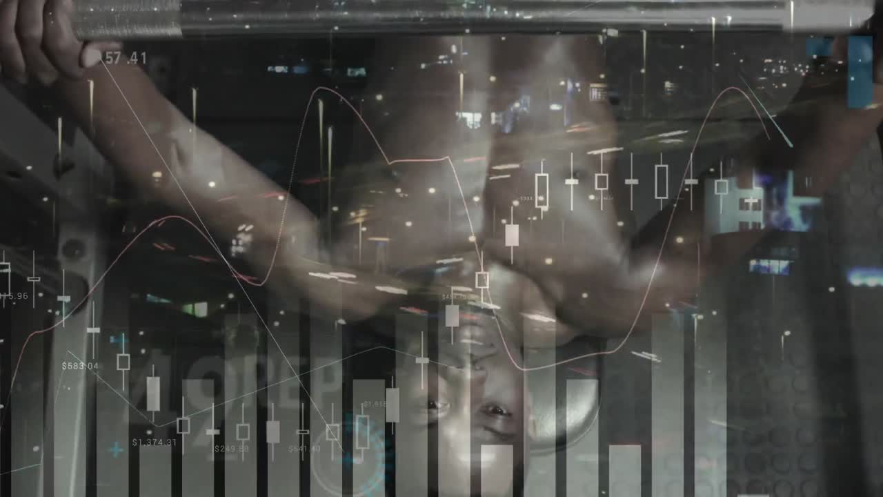 체육관 장비로 운동하는 강한 남자에 대한 데이터 처리 애니메이션