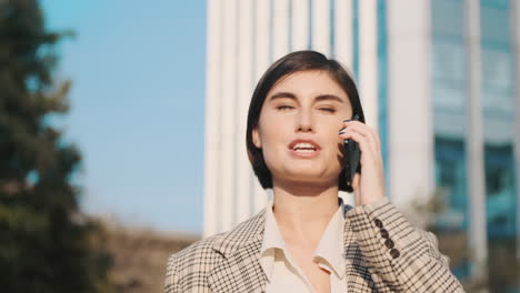 Mujer-Elegante-Haciendo-Una-Llamada-De-Negocios-Al-Aire-Libre.