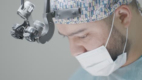 cirujano en la sala de operaciones