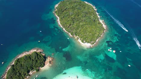 La-Prístina-Playa-De-Arena-Blanca,-Los-Mares-Esmeralda-Y-El-Paraíso-Asequible-De-Ksamil:-Un-Destino-De-Visita-Obligada-Para-Los-Turistas-En-Unas-Vacaciones-De-Verano.