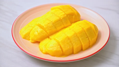 fresh-and-golden-mango-sliced-on-plate