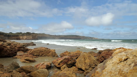 Playa-De-ángulo-Amplio,-Acantilados-De-Piedra-Caliza-A-Cámara-Lenta