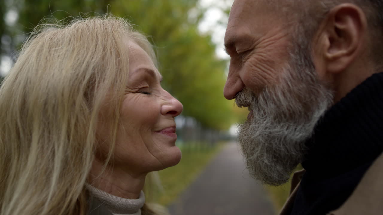 amantes felices abrazándose en un lugar romántico