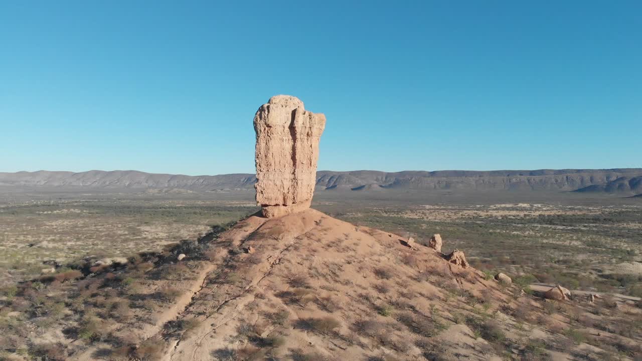 높은 고도 드론 항공 비디오 영상 인상적인 바위 형성 vingerklip, 나미비아, 아프리카. 아프리카 사막에서 높은 돌 기념비. 기념비 계곡은 비슷합니다. 광활한 나미비아 아웃백.