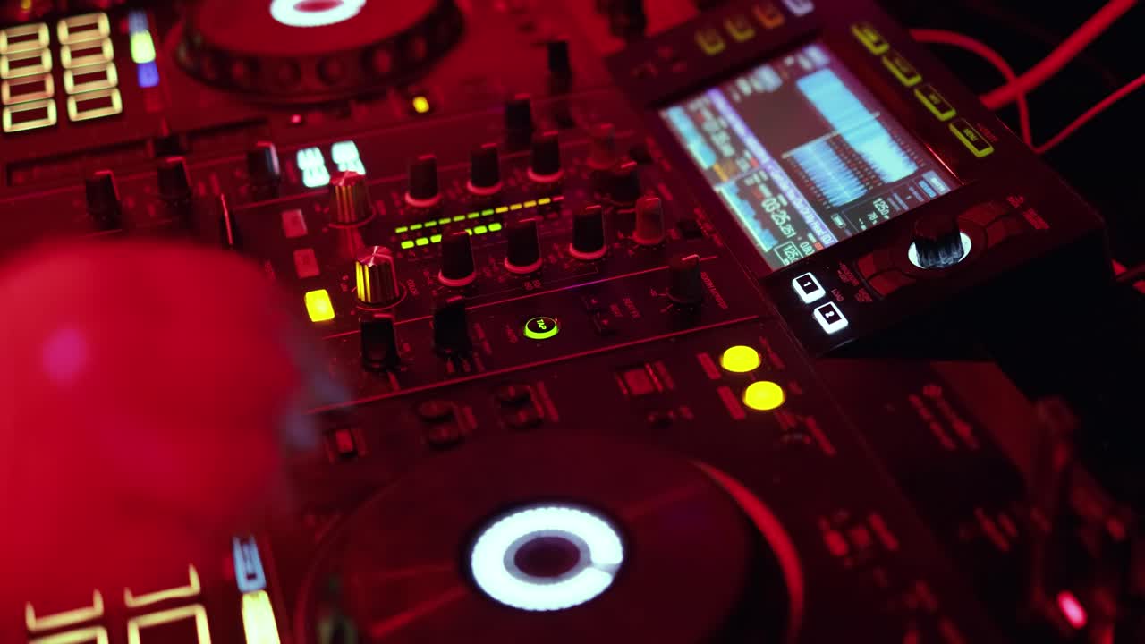 club nocturno, concepto de vida nocturna, manos de dj mezclando el control remoto de dj.