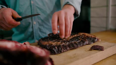chef cortando la capa superior del bistec con un cuchillo de acero