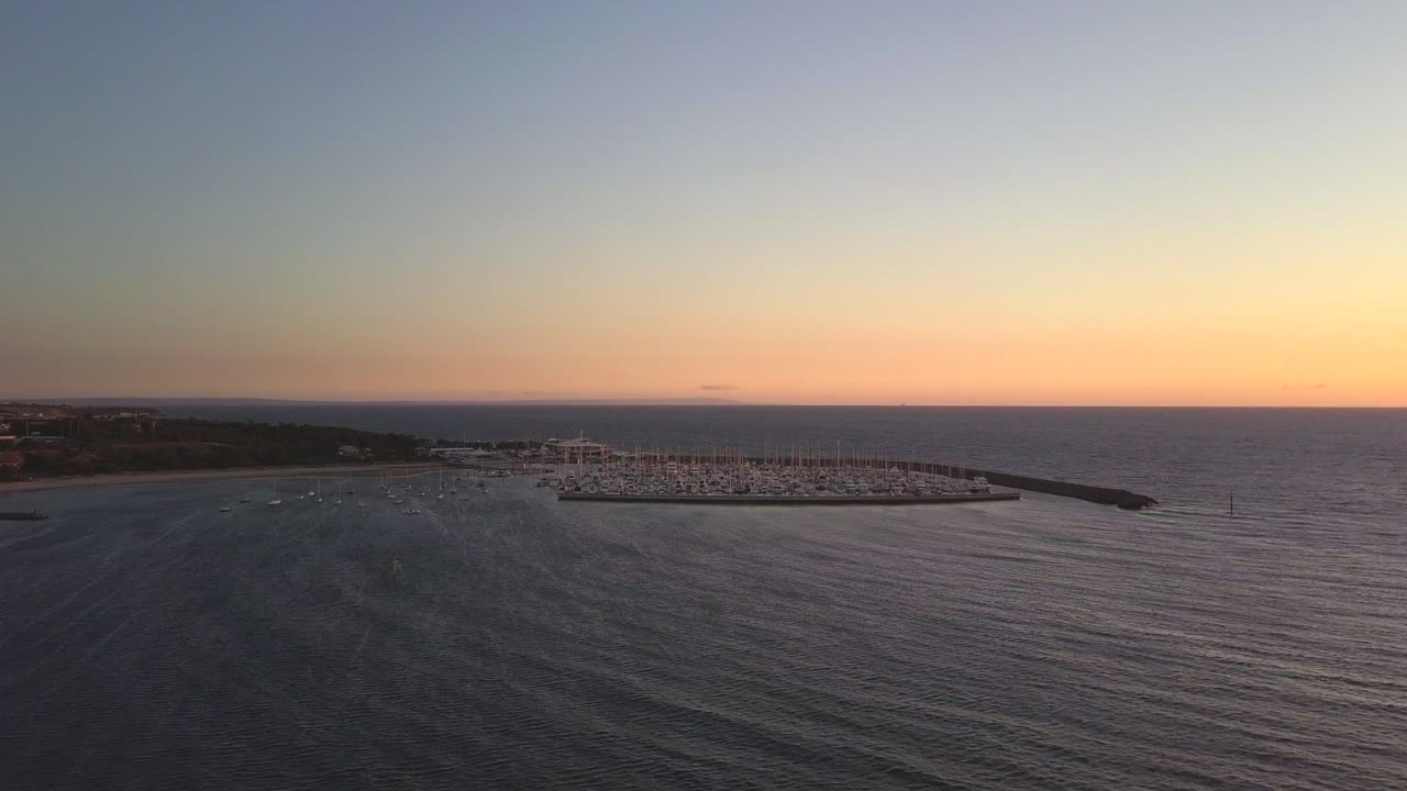 vista aérea de drones de la bahía de port phillip, volando hacia los barcos