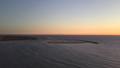 Vista-Aérea-De-Drones-De-La-Bahía-De-Port-Phillip,-Volando-Hacia-Los-Barcos