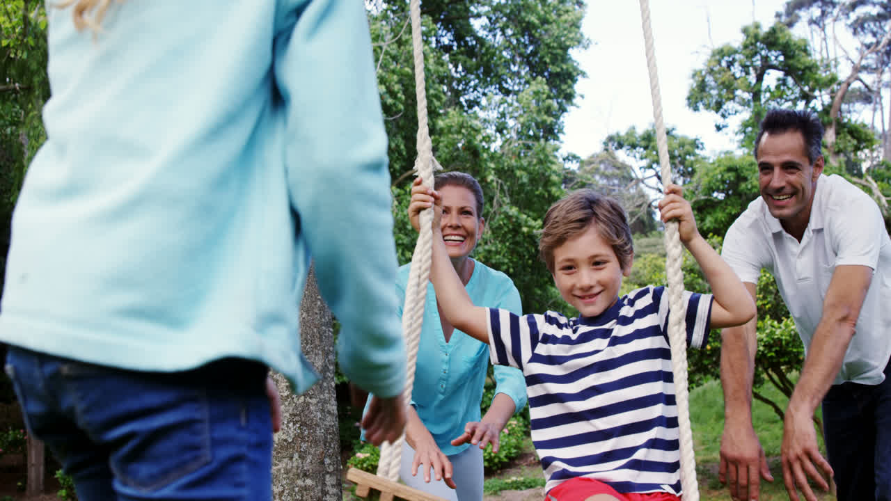 공원에서 놀고 있는 가족