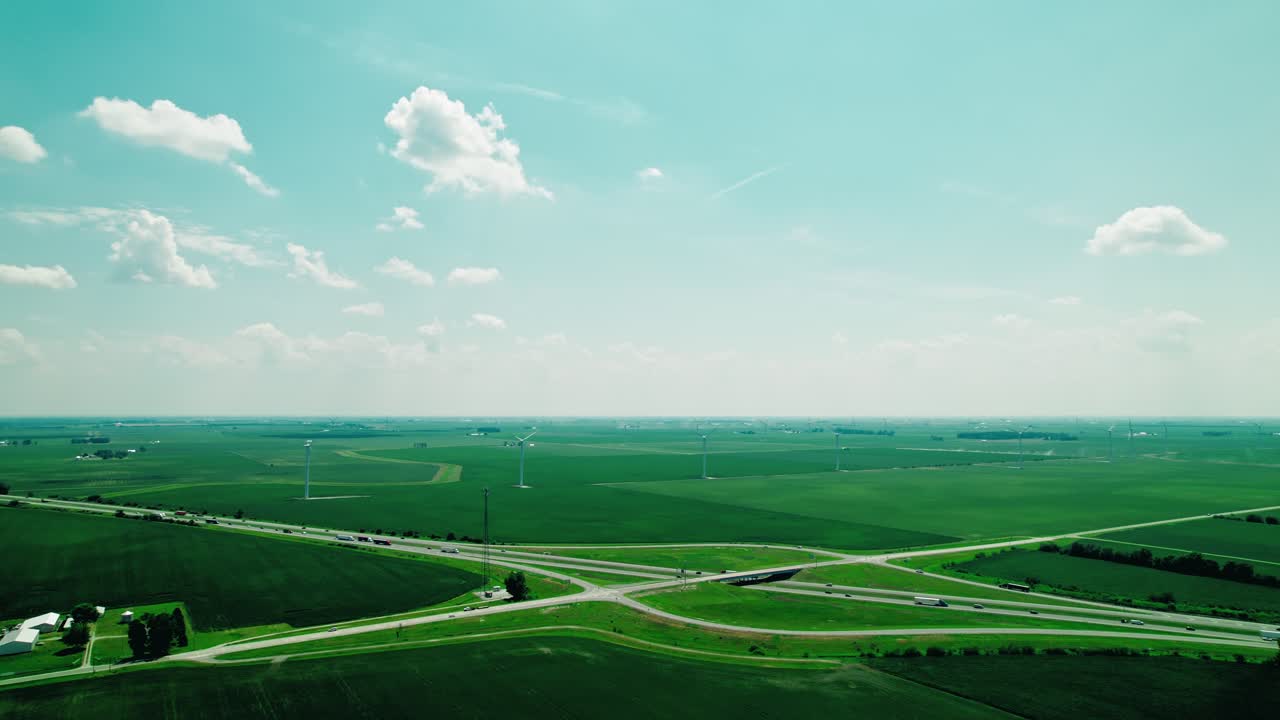 미국 풍력 발전소의 파노라마 공중 풍경: 거대한 농업 풍경에 어있는 터빈