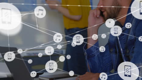 animación de la red de conexiones a través de colegas caucásicos usando computadora portátil