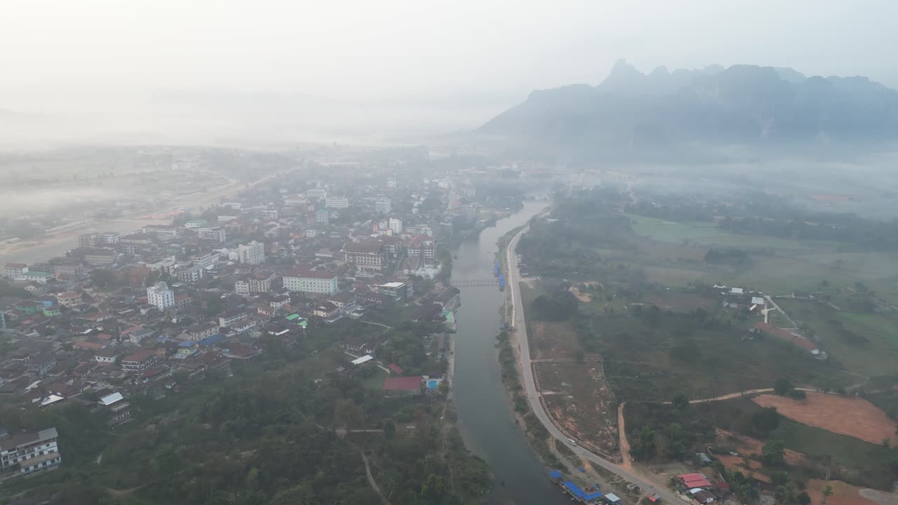 Ripresa con drone di fiume e nebbia a Vang Vieng, la capitale dell'avventura del Laos