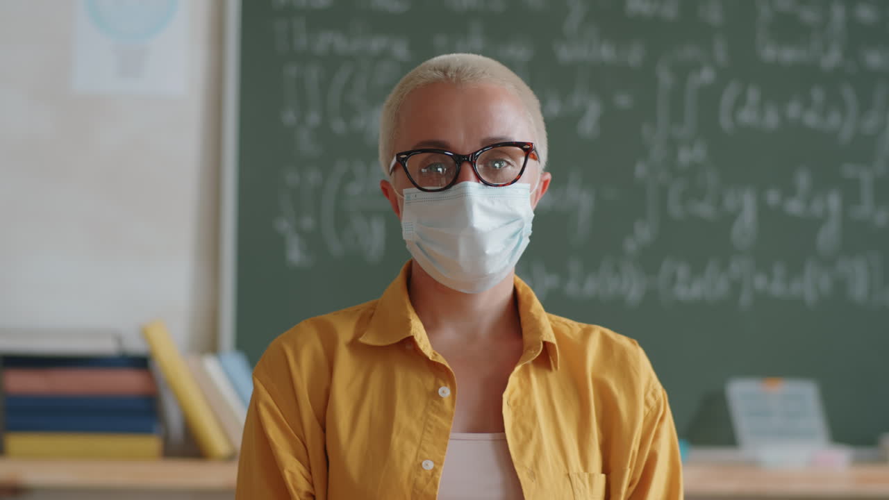 Ritratto di insegnante con mascherina protettiva in classe
