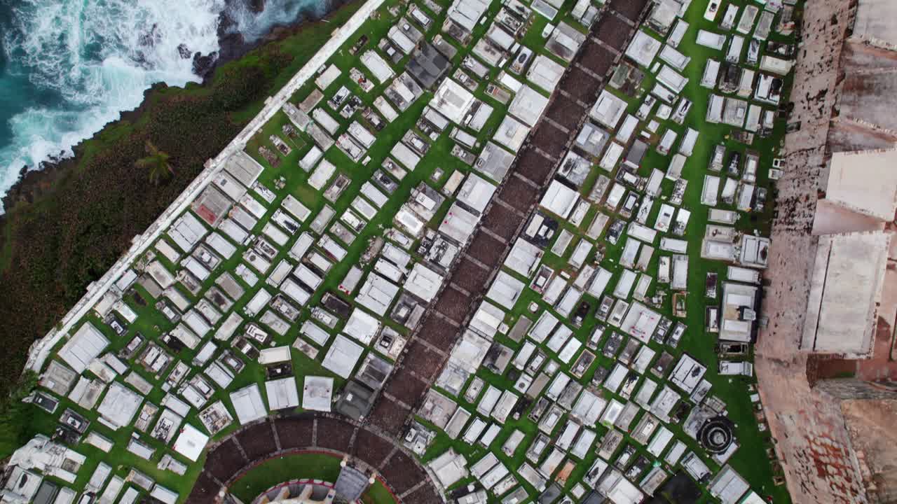 Splendido cimitero marittimo, vista aerea dall'alto di lapidi e tombe, in 4K