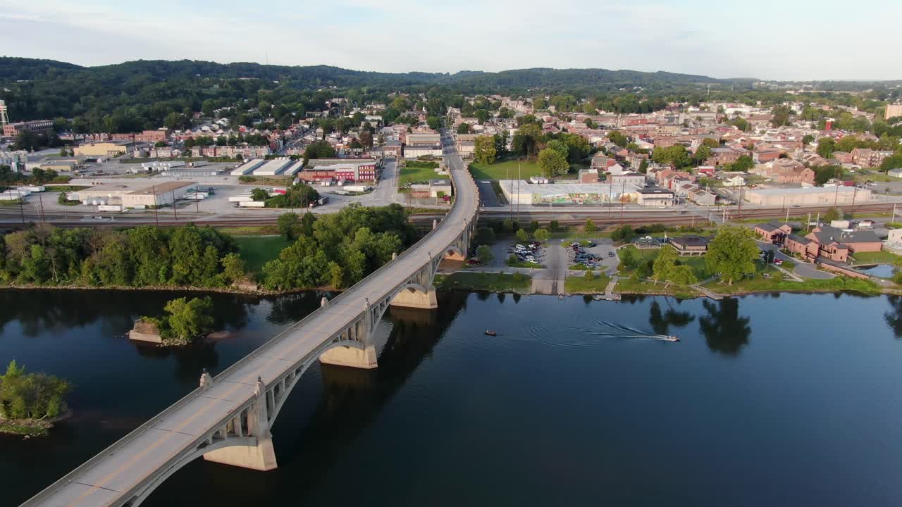 giro aéreo pan de columbia, pennsylvania con agua azul suave del río susquehanna, siguiendo el barco que deja la estela, clara tarde de verano