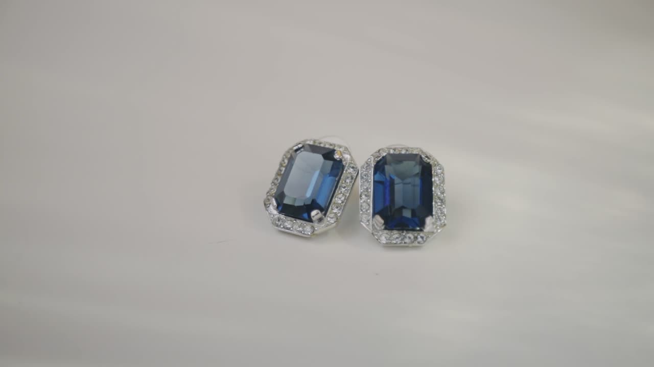 hermosos aretes de diamantes de zafiro azul brillante -cerrar
