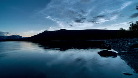 Timelapse-De-Nubes-Noctilucentes-Reflejándose-En-El-Lago-Claro