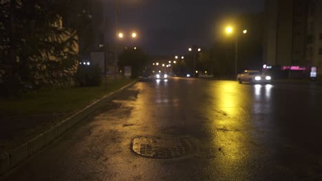 escena callejera de una noche lluviosa