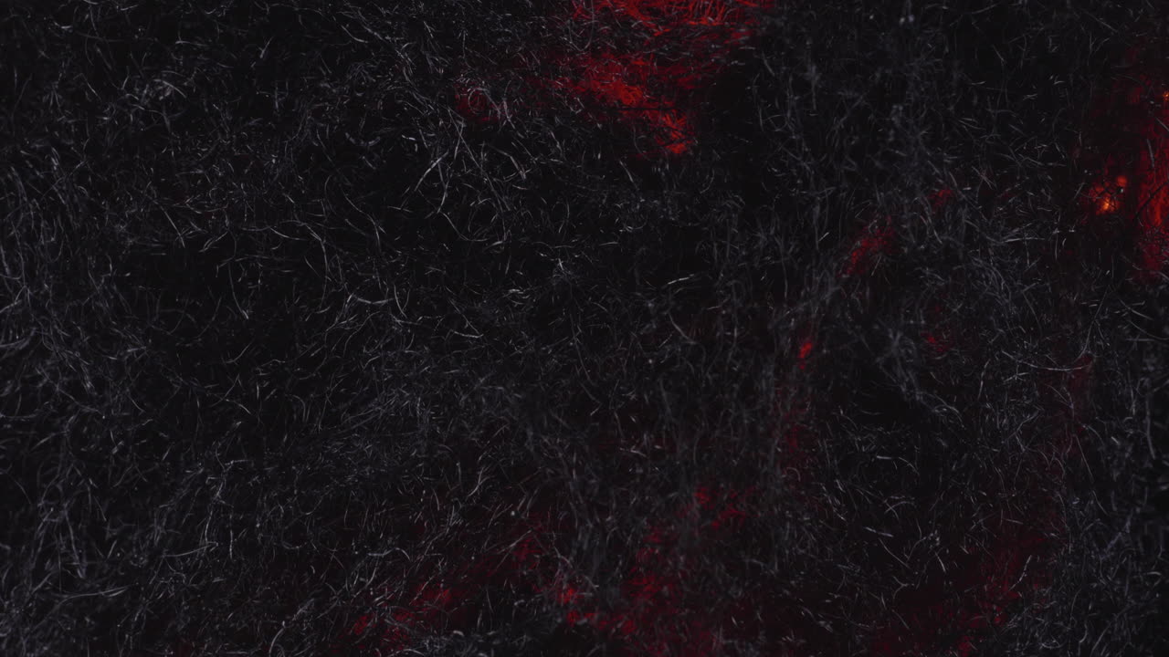 encender fuego teje a lo largo de lana de acero en la noche