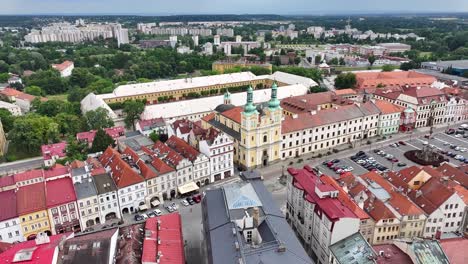 Historische-Kirche-Und-Platz,-Gesäumt-Von-Historischen-Traditionellen-Häusern