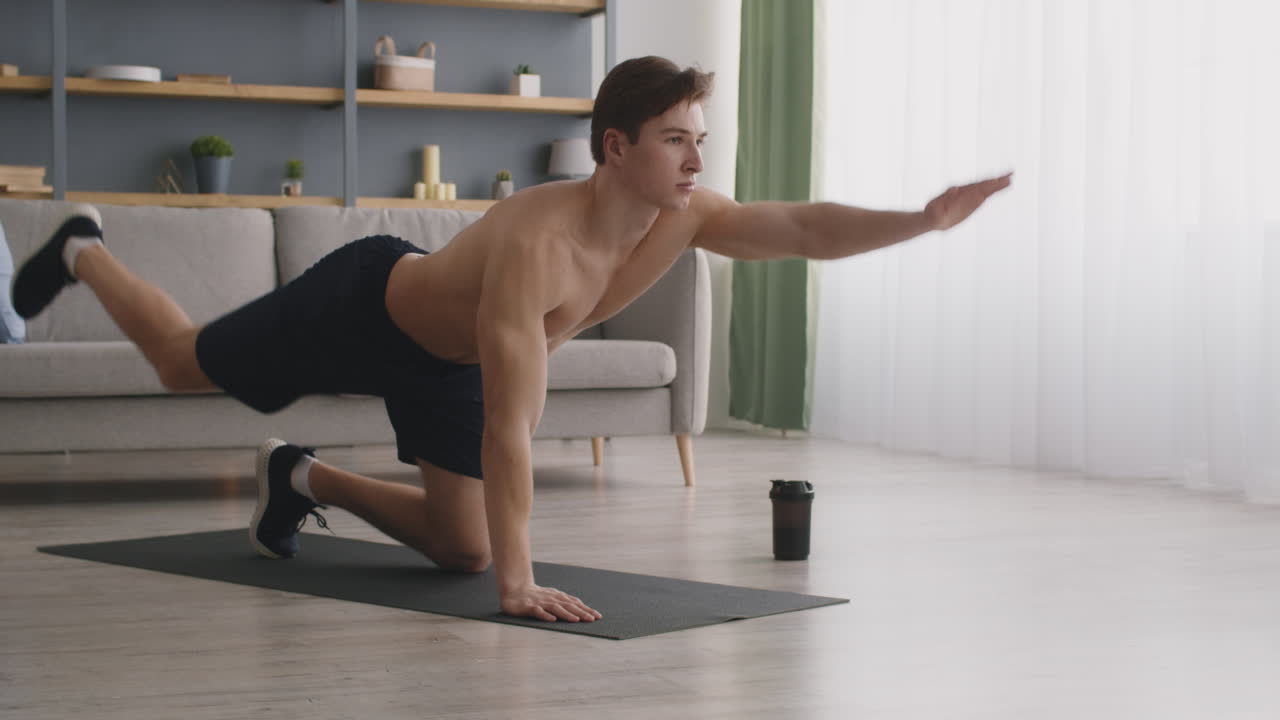 hombre haciendo un ejercicio en casa en una alfombra de yoga
