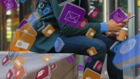 hombre sentado en una acera mientras envía mensajes de texto