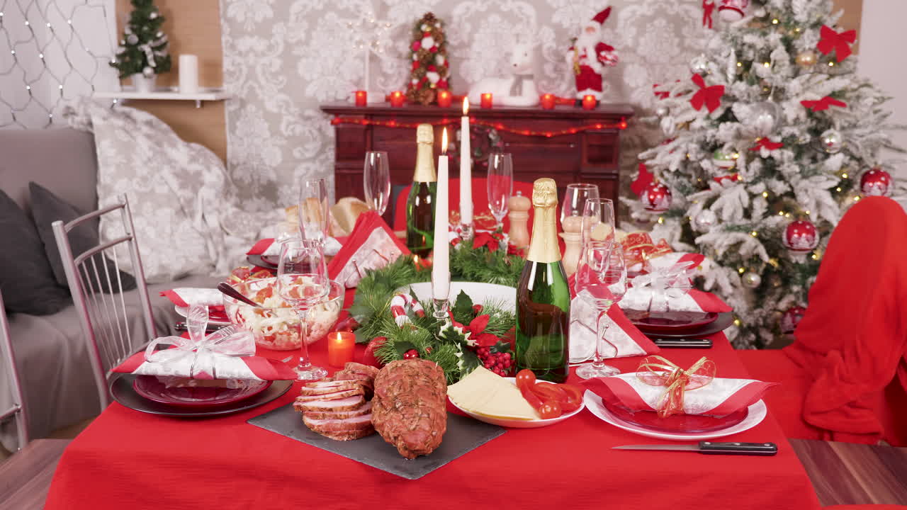 Feestelijke kerstdiner tafel inrichting met versierde boom