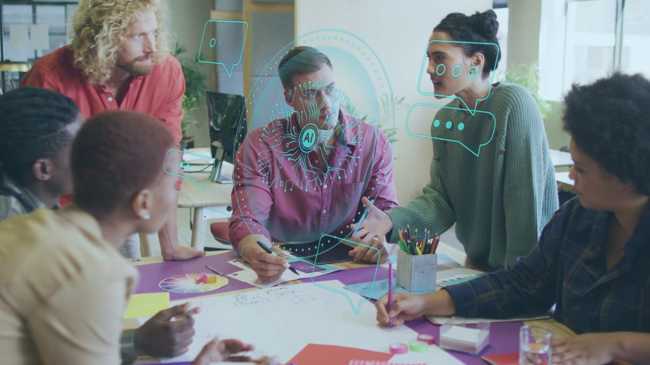 Team di design che collabora al tavolo, donna in piedi che propone idee, uomo che disegna, interfaccia utente AI che pulsa.