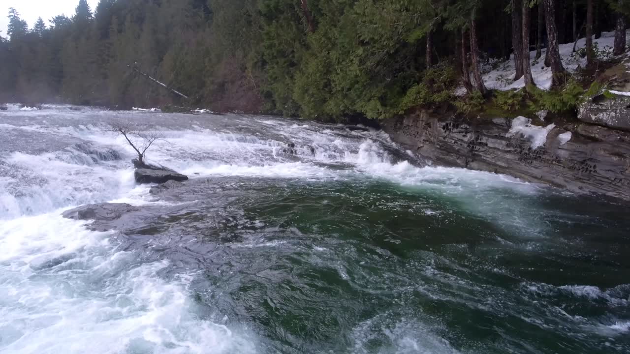 Vol aérien au-dessus de la rivière Puntledge à Courtenay, C.-B., Canada