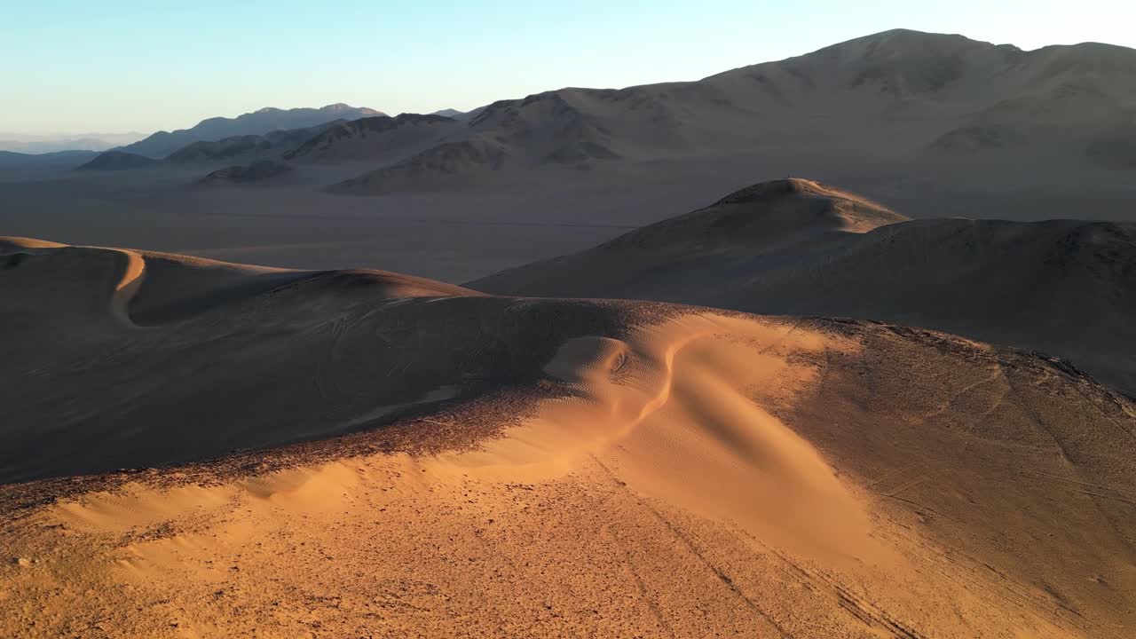 Vista aerea ad alta risoluzione realizzata con drone di sabbia increspata illuminata da una luce soffusa nel nord del Cile