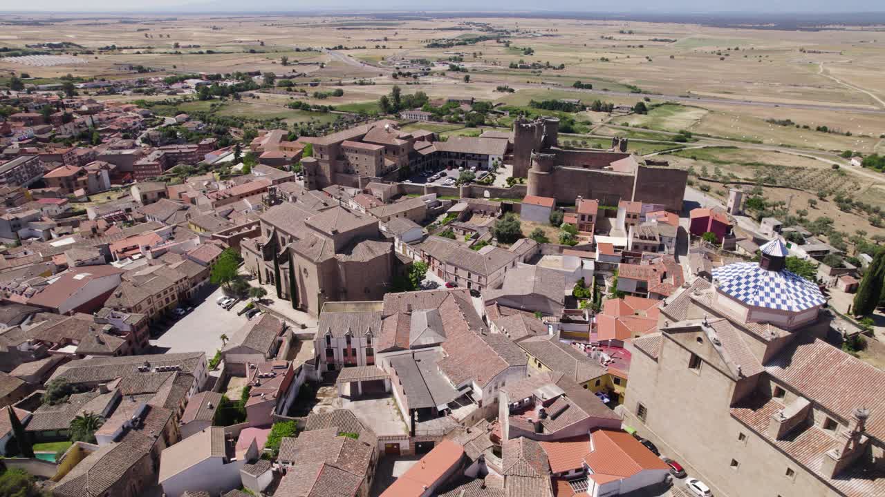 스페인 시골 산악 경관을 배경으로 오로페사 이웃의 집과 성을 공중에서 볼 수 있습니다.