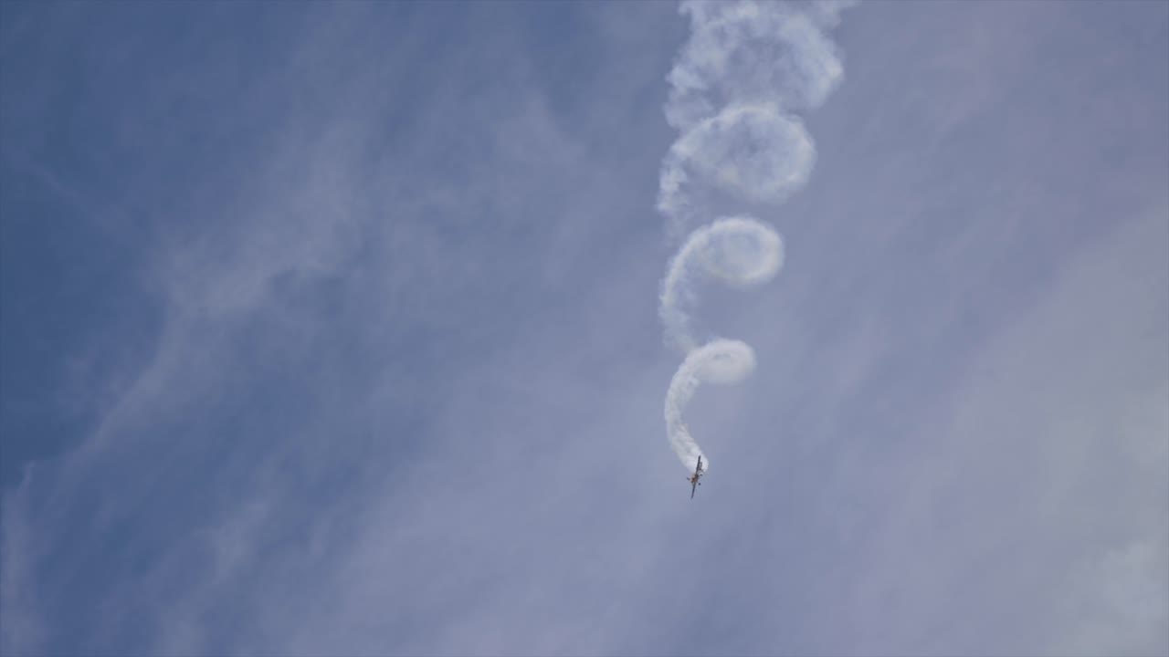 스턴트 비행기가 에어쇼에서 비행을 하고 있습니다.