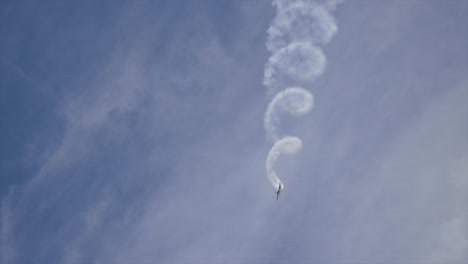 avión de acrobacias haciendo acrobacias aéreas en un espectáculo aéreo