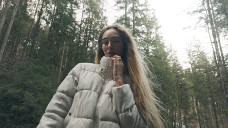mujer en un bosque