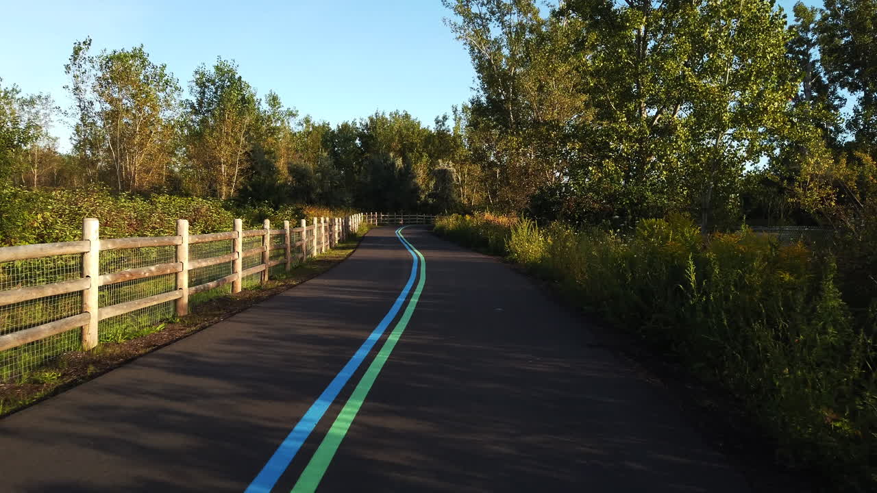 conducción suave en el nuevo y sinuoso sendero para bicicletas a orillas del lago en toronto