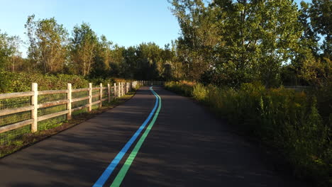 Sanftes-Fahren-Auf-Dem-Neuen-Kurvenreichen-Radweg-Am-Seeufer-In-Toronto