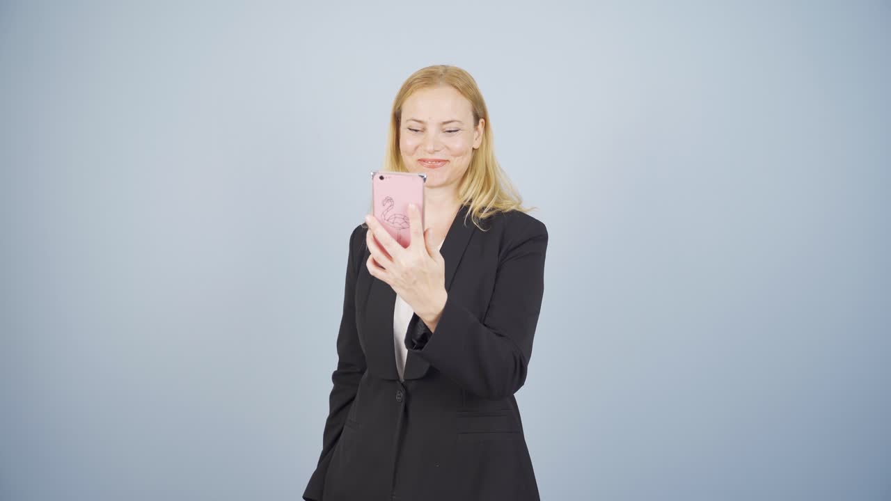 사업가 여성이 전화로 비디오 통화를 하는 동영상.