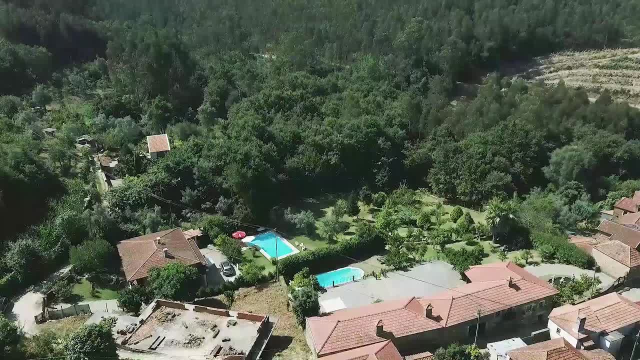 vista aérea de un pueblo portugués en macieira de alcoba, águeda, portugal