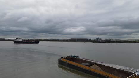 imágenes de drones gran barco moviéndose a lo largo del río támesis cerca de rainham essex uk barcaza en primer plano
