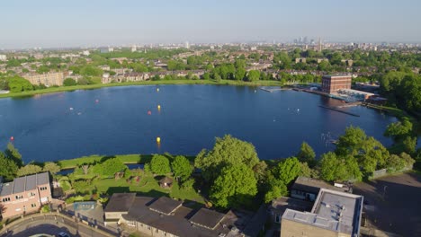 imágenes aéreas de drones de woodberry down, londres, inglaterra en un día soleado