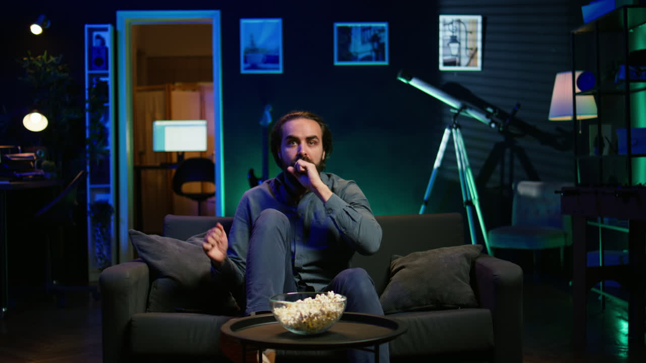 tv 에서 스포츠 경기 를 보고 있는 분노 한 지지자, 골 으로 인해 분노 한 사람