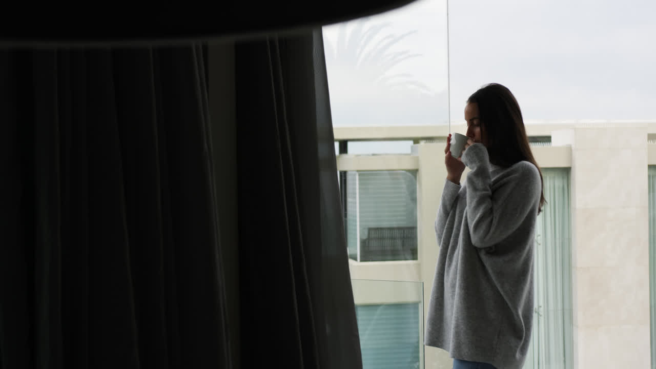 쉬는 시간을 즐기는 젊은 여성