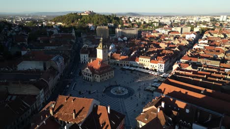 vista aérea de brasov, el centro histórico de la ciudad de rumania