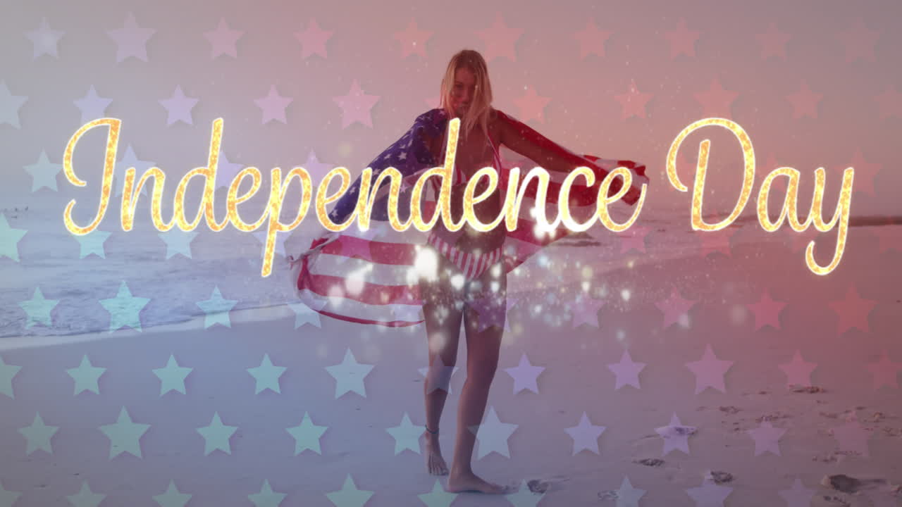 animación del texto del día de la independencia con el patrón de la bandera estadounidense y la mujer con la bandera estadounidense en la playa