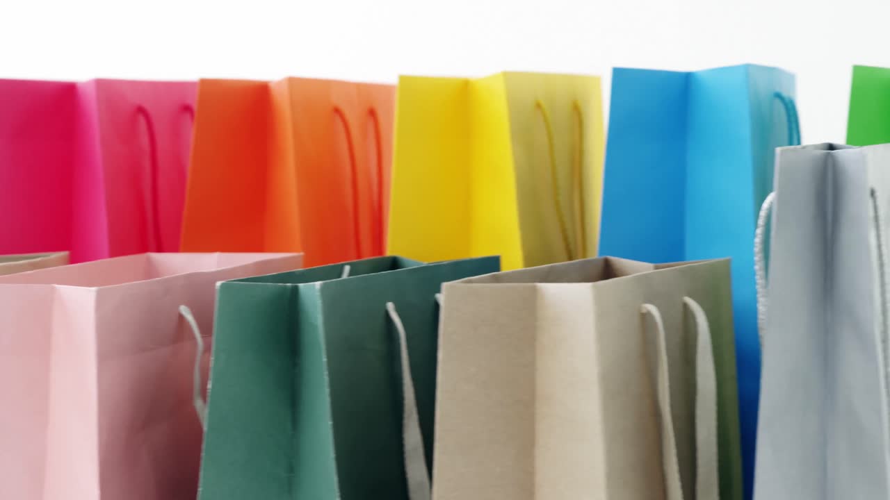 bolsas de compras multicolores sobre un fondo blanco